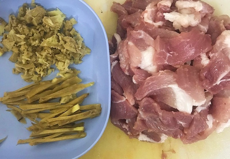 Thịt heo được cắt miếng nhỏ và gừng được bằm nhỏ