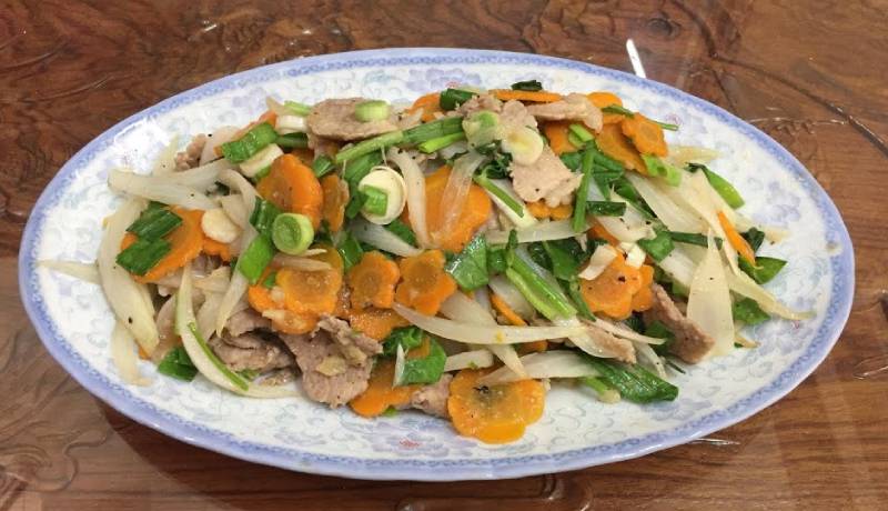 Thành phẩm thịt heo xào hành tây cà rốt