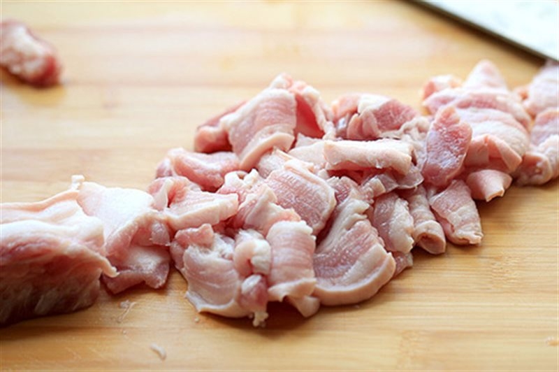 Thịt heo được thái miếng nhỏ vừa ăn