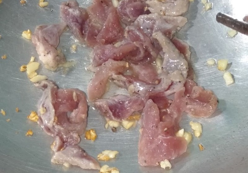 Thịt heo xào với tỏi