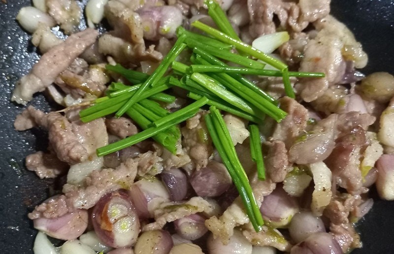 Thịt heo xào hành tím