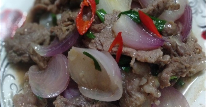Đĩa thịt heo xào hành tím đậm đà