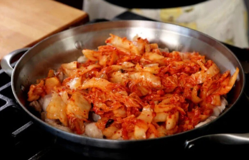 Xào kim chi với thịt heo