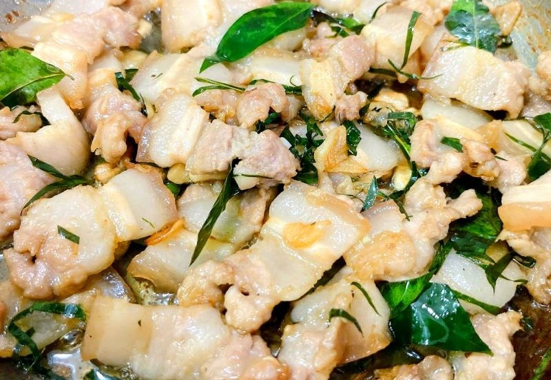 ướp và xào thịt heo
