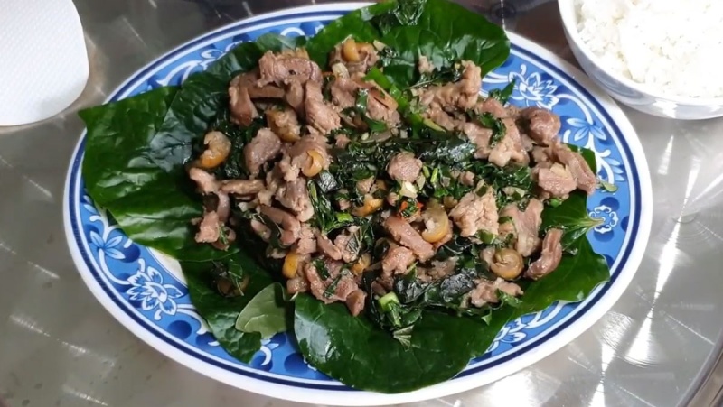 Món thịt heo xào lá lốt