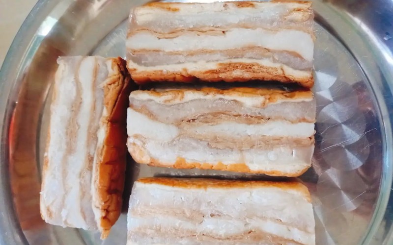 Cắt miếng thịt ba rọi chay thành ba phần