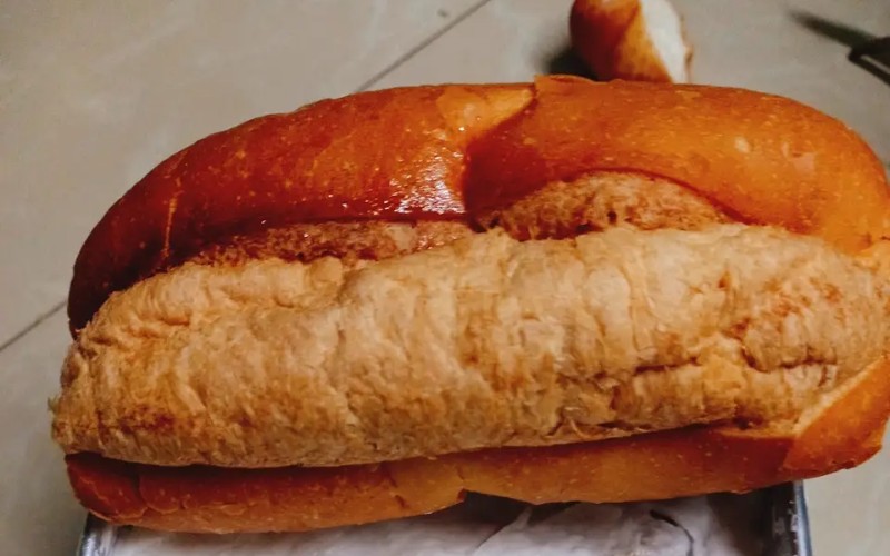Tiến hành sơ chế bánh mì