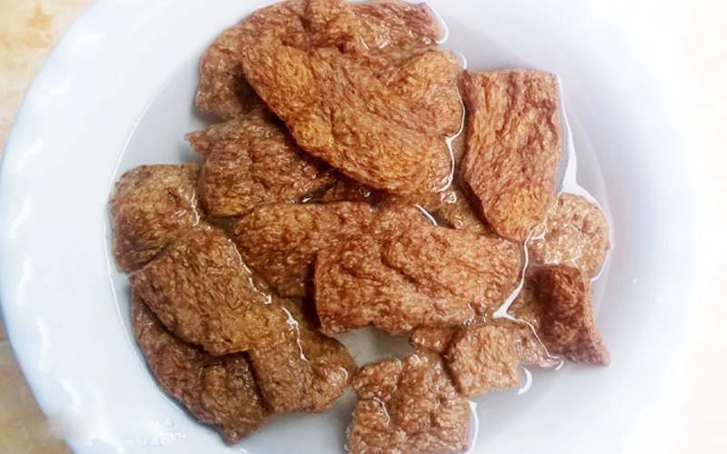 Sơ chế và chiên thịt bò chay