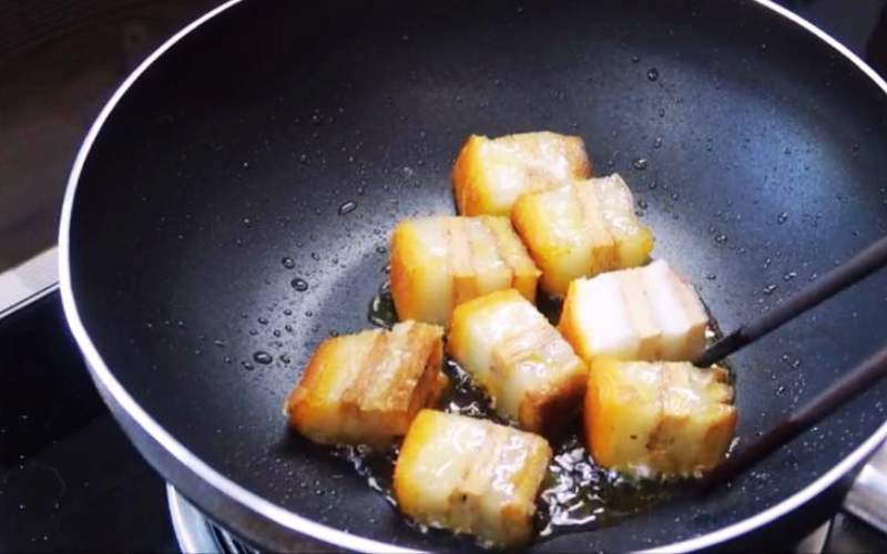 tiếp tục đem chiên vàng đều 2 mặt thịt ba chỉ chay