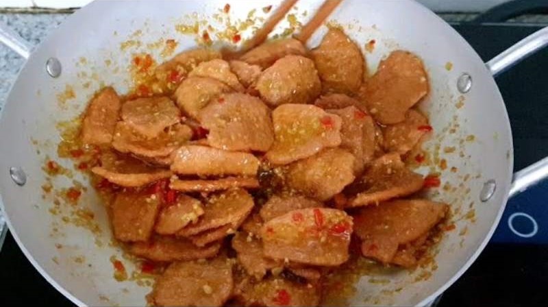Tiến hành xào thịt chay với hỗn hợp gia vị