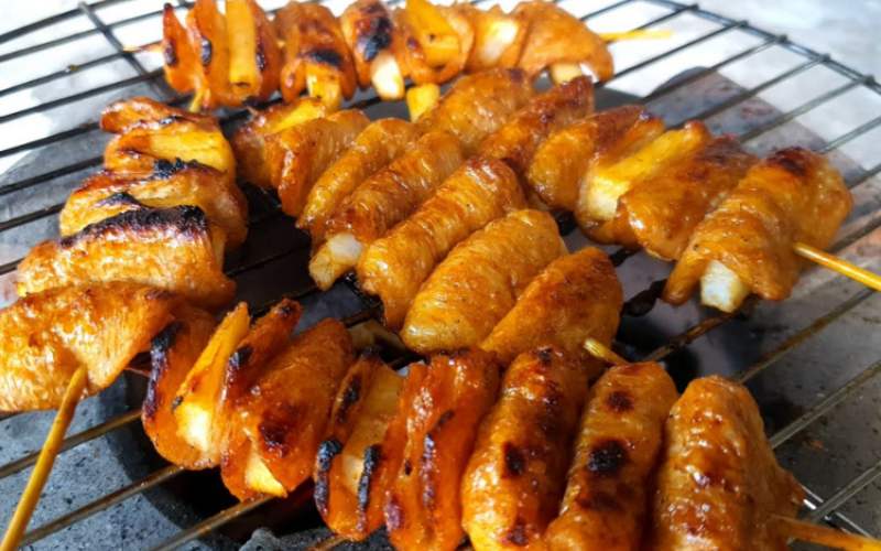 Tiến hành nướng thịt trên lửa than