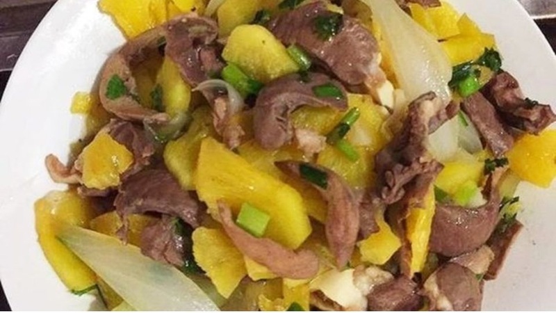 Tiến hành công đoạn xào tim bò với dứa