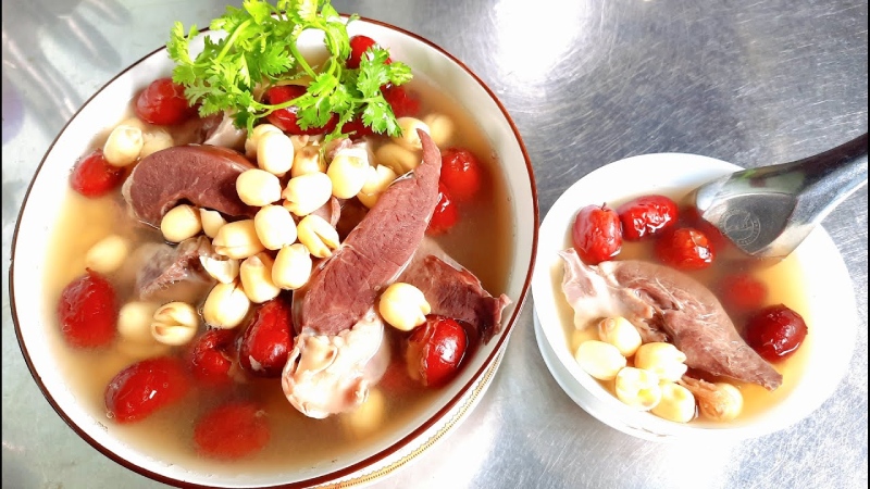 Tim heo hầm hạt sen và táo đỏ thơm ngon