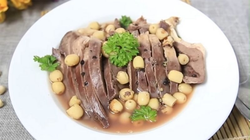 Món tim heo hầm hạt sen mềm thơm, bổ dưỡng