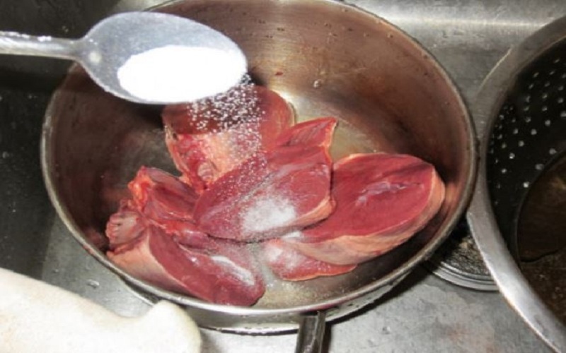 Chà muối để khử mùi tanh của tim heo