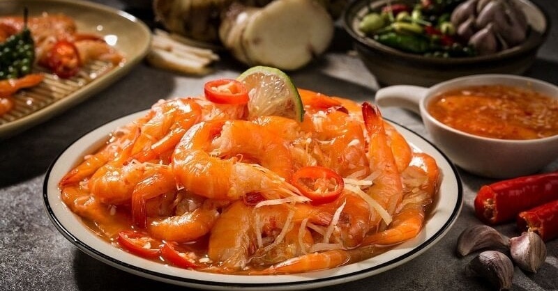 Tôm chua ngày Tết bày đĩa cùng rau thơm và nước chấm