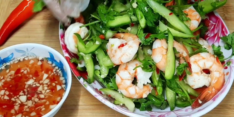 Tôm xào dưa leo bày ra đĩa