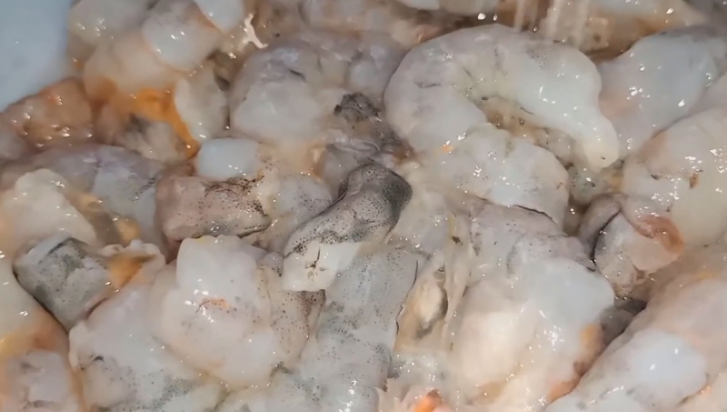 Lột vỏ và rửa tôm