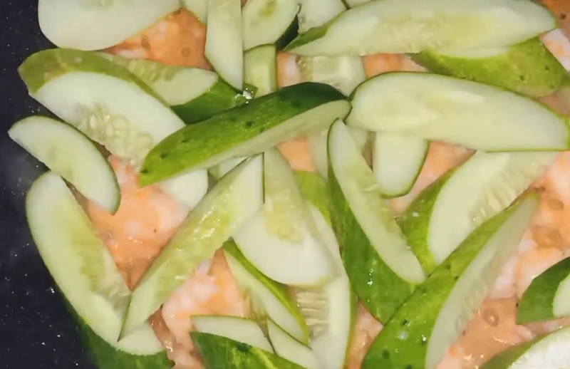 Xào tôm với dưa leo trên chảo