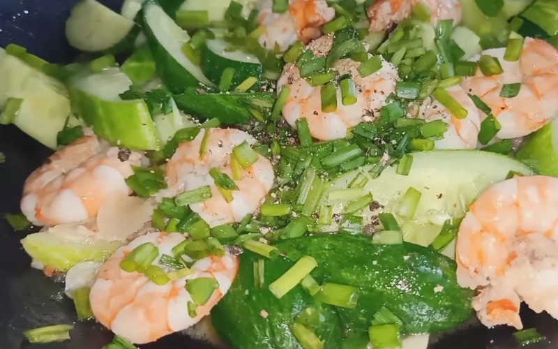 Tôm xào dưa leo nêm thêm gia vị