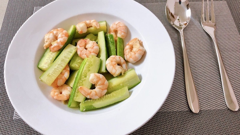 Đĩa tôm xào dưa leo