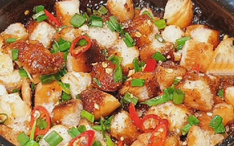 Thành phẩm món tóp mỡ kho quẹt chay giòn thơm, béo ngậy, 
