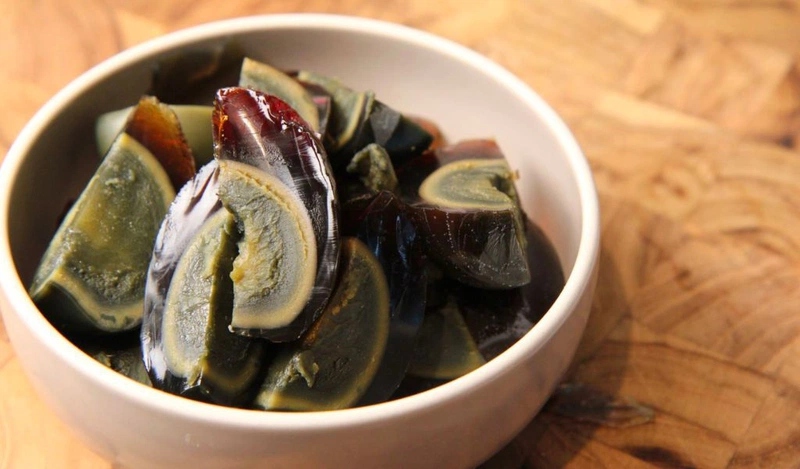 Trứng bắc thảo cắt miếng bày trong tô trắng