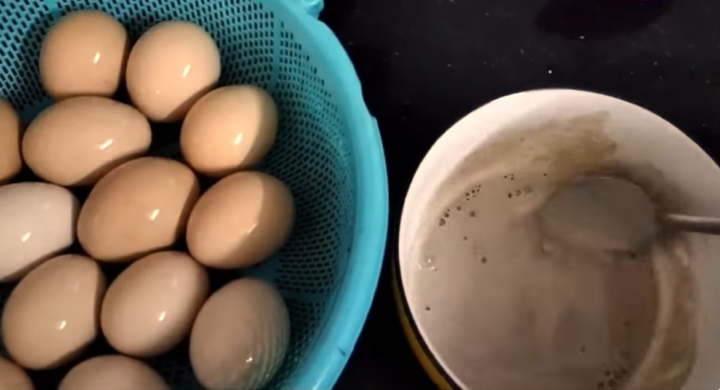 Chuẩn bị trứng vịt và khuấy hỗn hợp bùn ngâm trứng