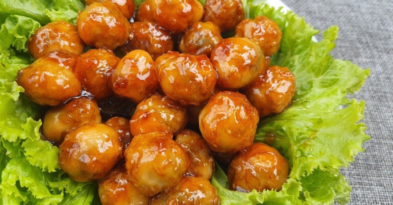 Món trứng cút chiên nước mắm hấp dẫn ăn kèm rau xà lách