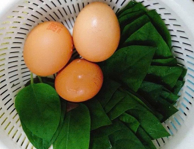 Chuẩn bị nguyên liệu làm trứng gà hấp lá mơ