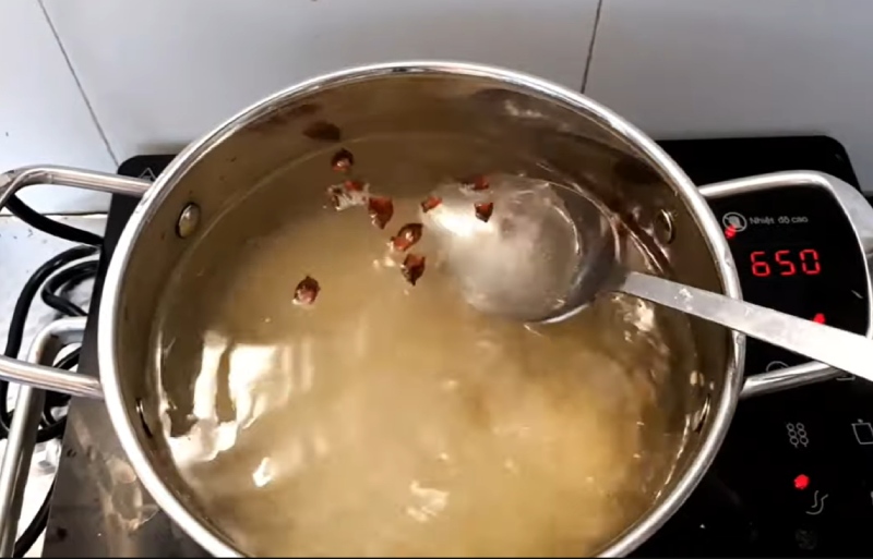 Đun nước muối pha gia vị để ngâm trứng gà muối