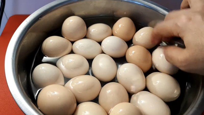Ngâm trứng gà tươi trong nước chuẩn bị muối