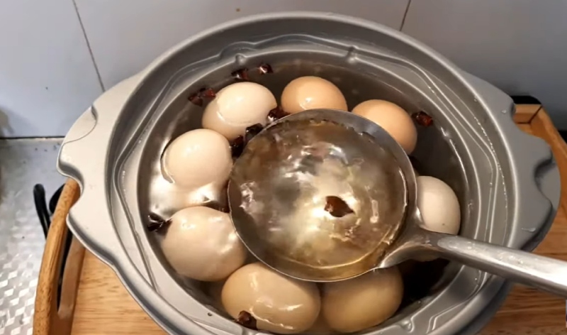 Đổ nước muối nguội vào hũ ngâm trứng gà