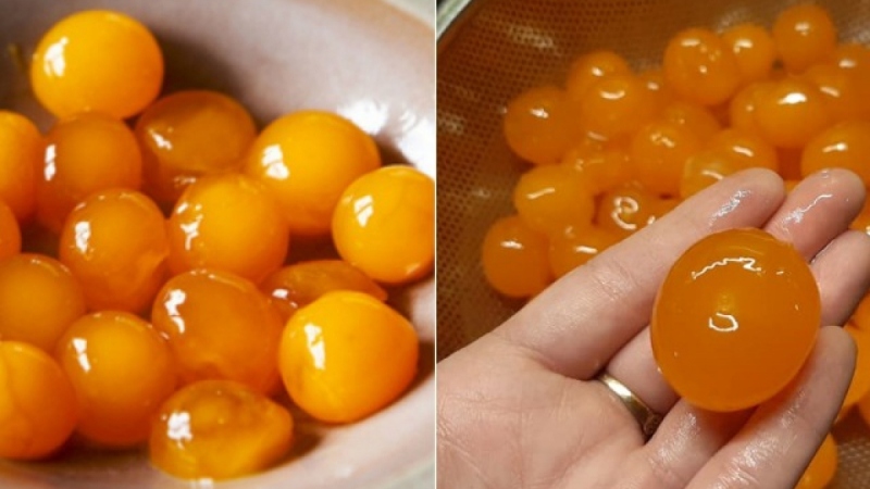 Lòng đỏ trứng gà muối tách ra bóng đẹp, vàng cam