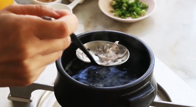 Nấu nước dùng trong nồi đất