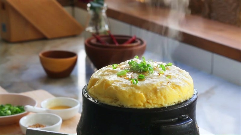 Trứng hấp Hàn Quốc phồng vàng, rắc hành lá lên mặt