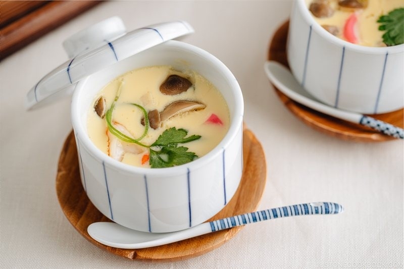 Trứng hấp kiểu Nhật chawanmushi mềm mịn, trang trí nấm và rau thơm