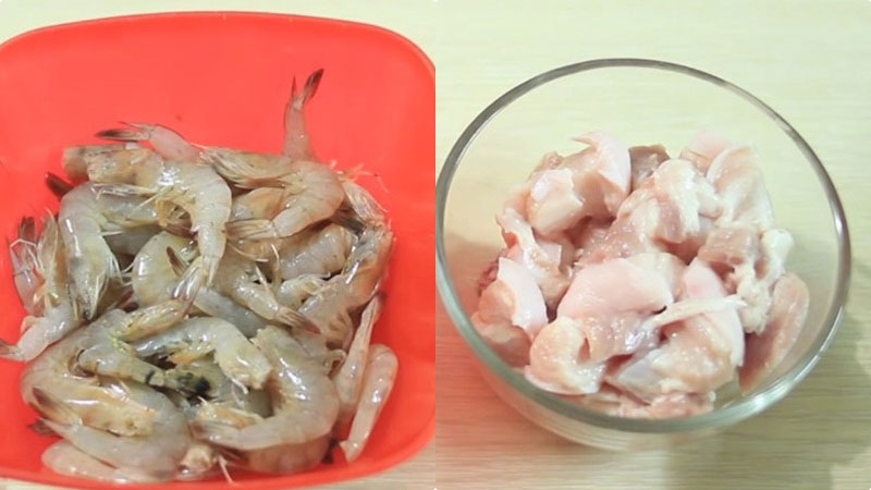 Tôm lột vỏ và thịt gà cắt miếng nhỏ chuẩn bị hấp