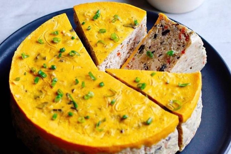Trứng hấp rau củ cắt miếng tròn vàng óng