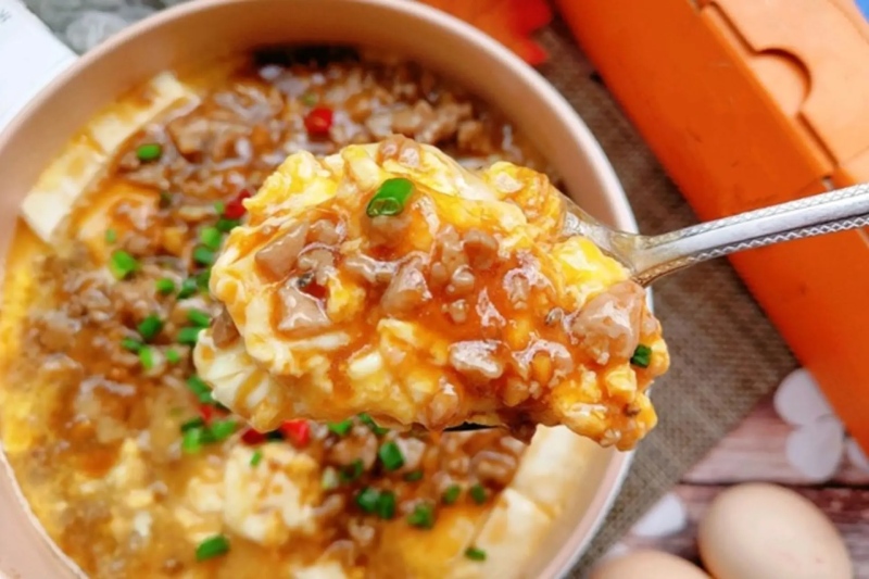 Trứng hấp đậu hủ non sốt cay đậm đà