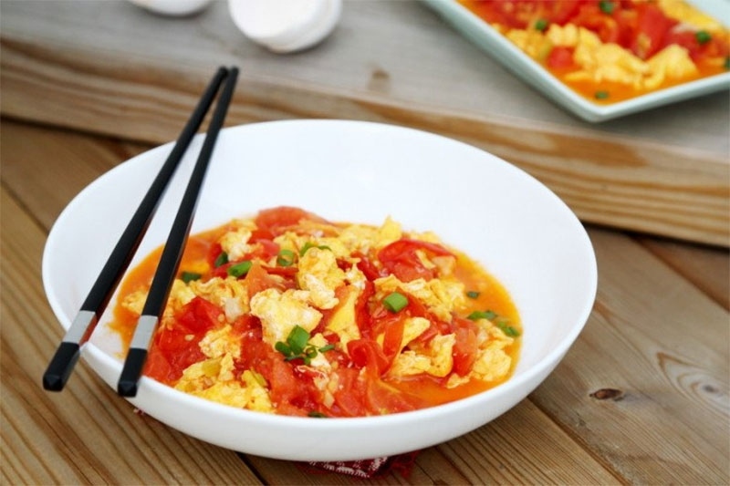 Món trứng xào cà chua trình bày trên đĩa trứng