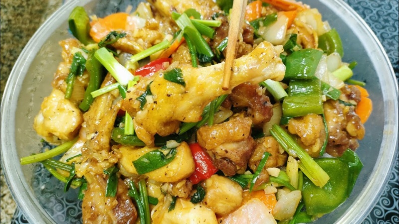 ức gà được xào với rau củ
