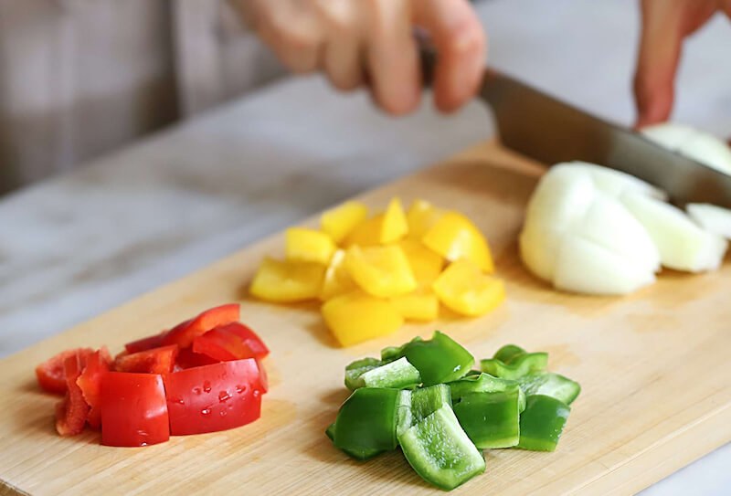 Sơ chế nguyên liệu làm ức gà xào ớt chuông