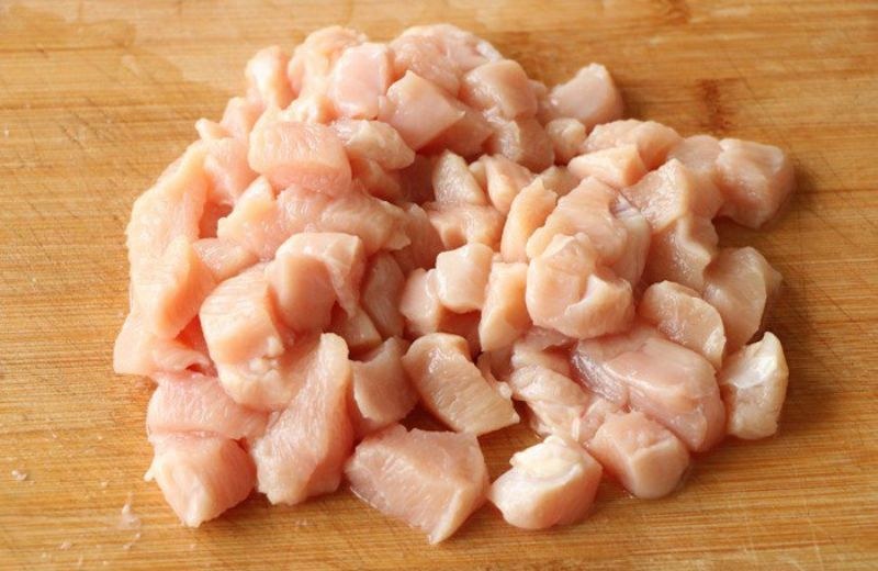 Tiến hành sơ chế ức gà