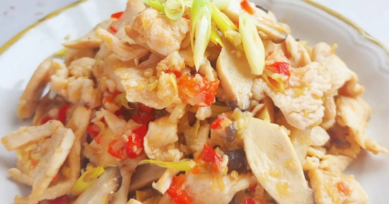 Thành phẩm món ức gà xào nấm đùi gà