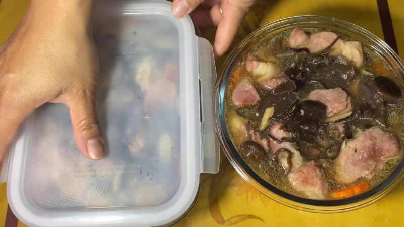Bảo quản thịt đông trong hộp đậy kín trước khi làm lạnh