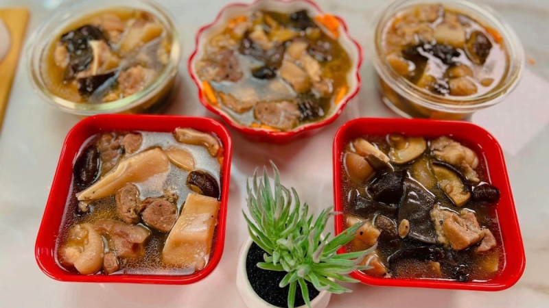 Thịt đông nấu xong được cho vào khuôn nhỏ