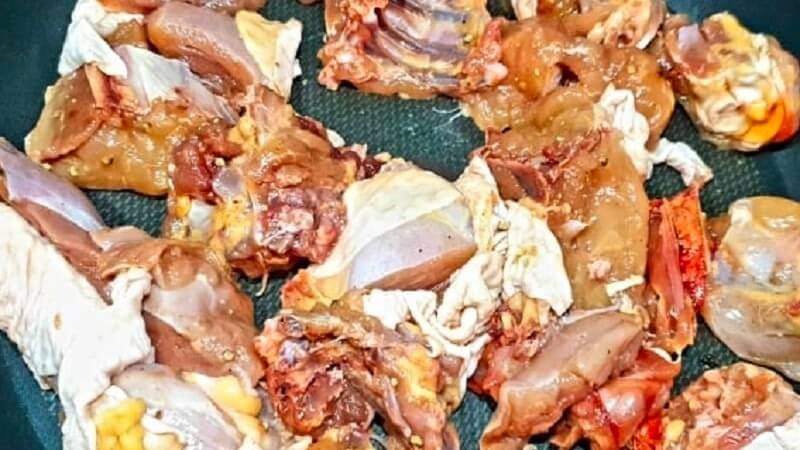 Thịt gà được sơ chế làm nguyên liệu chính cho món thịt đông