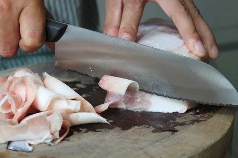 Thái bì heo mỏng để làm món thịt đông truyền thống