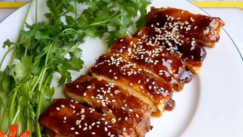 Món vịt quay chay với lớp da ngoài giòn rụm, bên trong mềm dai, thơm lừng